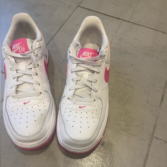 Nike Air- pink and White Youth 5/ womens 6.5 - Picture 2 of 4